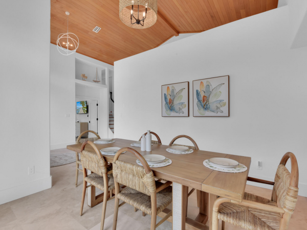Very Short walk to the beach in the Moorings Naples area
